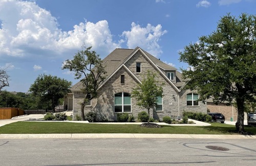 Highpointe House | Modern Living with Family-Friendly Amenities Await You