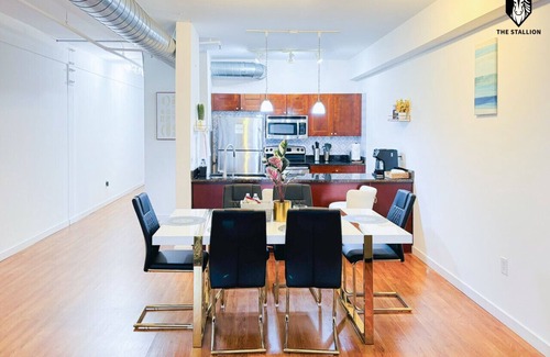 Downtown Memphis Apartment | Modern Spacious Loft in Downtown w/free parking