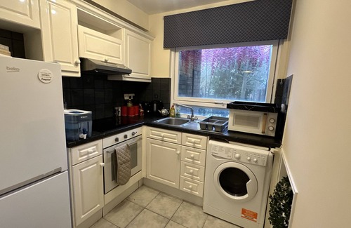West Putney Apartment | Bright and Modern Flat with Pool & Spa in London