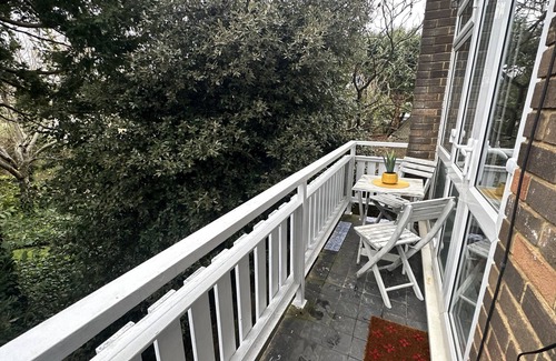 West Putney Apartment | Bright and Modern Flat with Pool & Spa in London