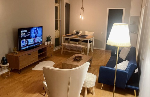 West Putney Apartment | Bright and Modern Flat with Pool & Spa in London
