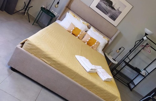 Saronikos Apartment | Modern Hotel Near Airport with Child-Friendly Amenities