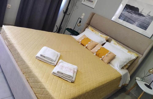 Saronikos Apartment | Modern Hotel Near Airport with Child-Friendly Amenities