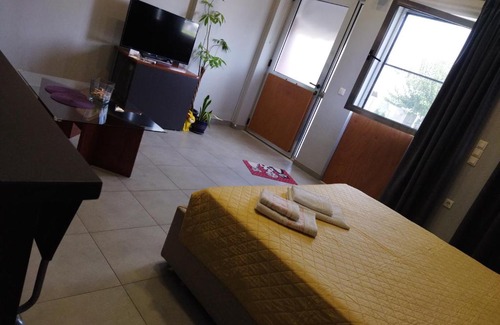 Saronikos Apartment | Modern Hotel Near Airport with Child-Friendly Amenities