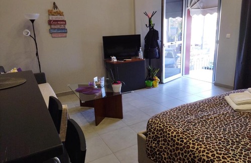 Saronikos Apartment | Modern Hotel Near Airport with Child-Friendly Amenities