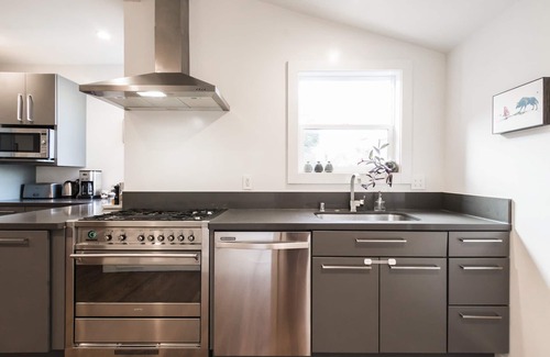 Bernal Heights House | Stylish Tri-Level House with Rooftop Views & Pool Access