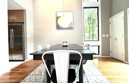 West Lafayette House | Guest Rated 9.8: Modern Retreat Near Purdue & Nature