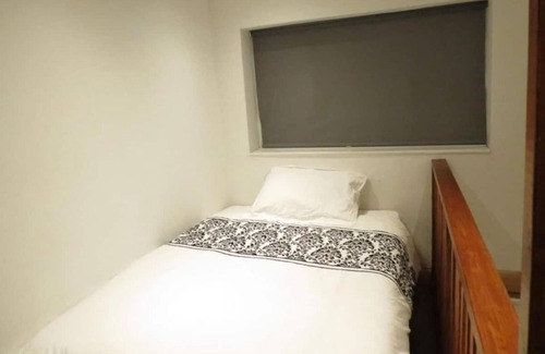 Selsdon and Ballards Condo | Stylish Split Level Flat in Croydon, Perfect for Families