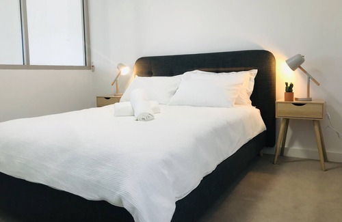 Asquith Apartment | Modern/Split Lvl/Walk to Station/Coles/Netflix