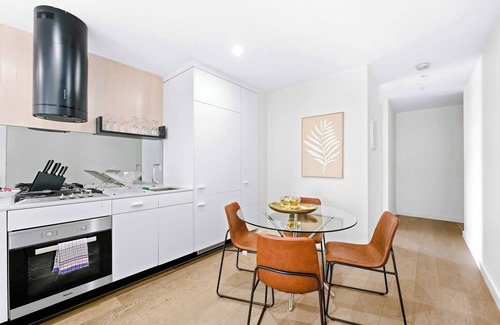 St Kilda Apartment | Modern St Kilda 2BR private parking & tram access