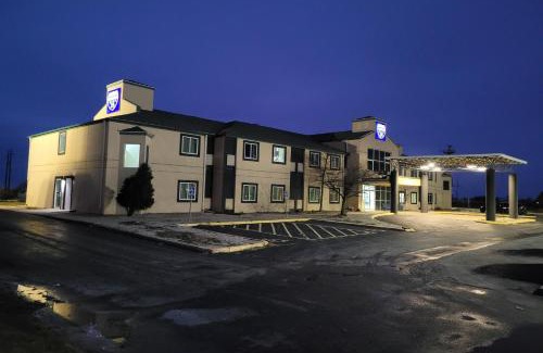 Minonk Hotel | Stylish Retreat at Lakeview: Pet-Friendly Comfort Awaits
