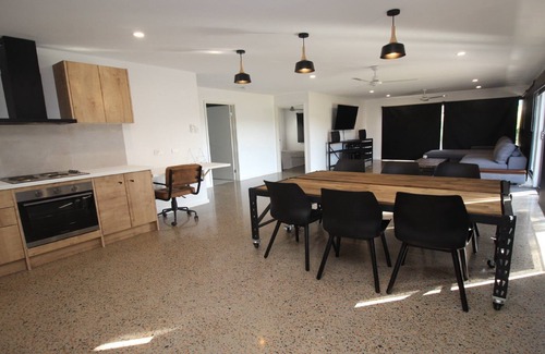 Horseshoe Bay House | Stylish Stay in the Bay with Family-Friendly Amenities