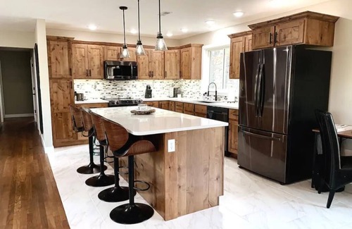 Columbia House | Contemporary Staycation: Ideal for Family Getaways
