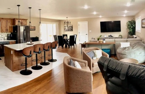 Columbia House | Contemporary Staycation: Ideal for Family Getaways