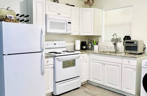 Walsingham Apartment | Modern Studio Retreat, Just 8 Minutes to the Beach!