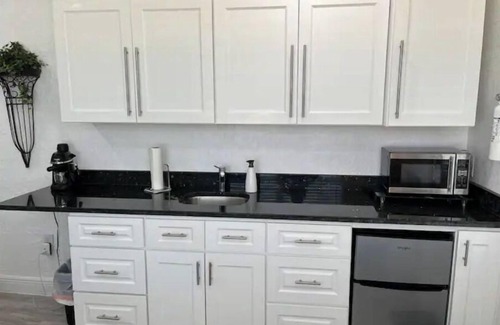 Spring Hill Apartment | Modern Studio Apartment with Ocean View & Outdoor Seating