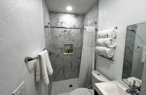 Spring Hill Apartment | Modern Studio Apartment with Ocean View & Outdoor Seating