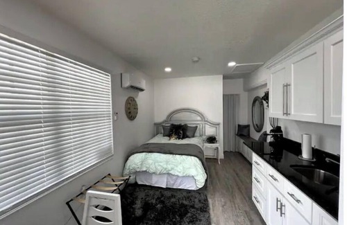 Spring Hill Apartment | Modern Studio Apartment with Ocean View & Outdoor Seating