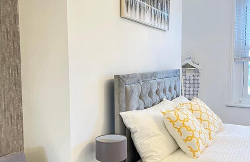Stepney Green Apartment | Modern Studio Apartment in Central London for Families