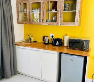 Rondebosch Apartment | Budget-Friendly Modern Studio Apartment - Child Friendly Retreat