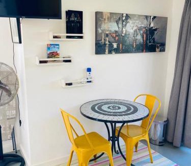 Rondebosch Apartment | Budget-Friendly Modern Studio Apartment - Child Friendly Retreat