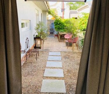 Rondebosch Apartment | Budget-Friendly Modern Studio Apartment - Child Friendly Retreat