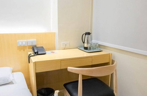 Downtown Tacloban Apartment | Stylish Studio at Etsu Hotel with Ocean View near Tacloban