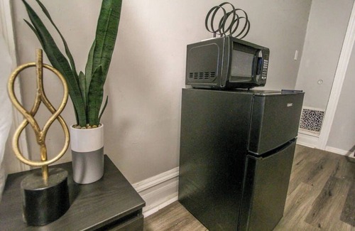 Reading House | Modern Studio Getaway - Pet Friendly & Breakfast Included