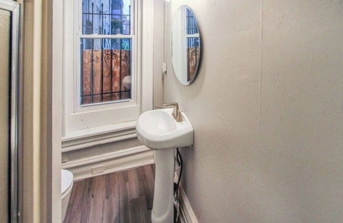 Reading House | Modern Studio Getaway - Pet Friendly & Breakfast Included