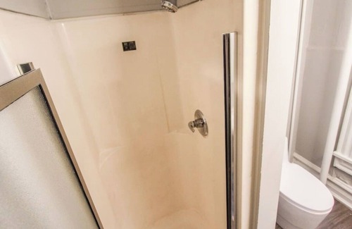 Reading House | Modern Studio Getaway - Pet Friendly & Breakfast Included