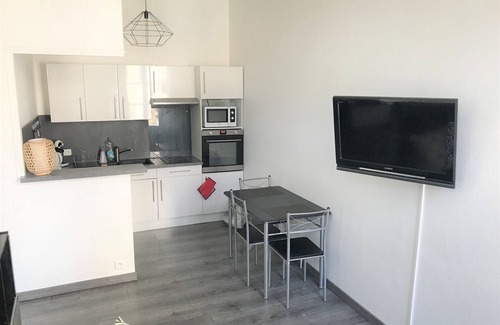 Auxerre Apartment | Cozy Modern Studio in the Heart of the City Center