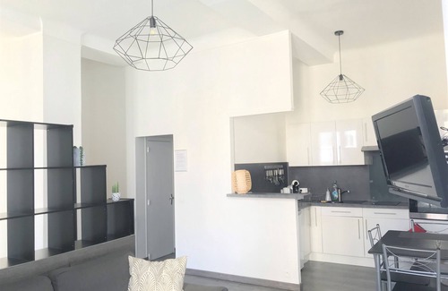 Auxerre Apartment | Cozy Modern Studio in the Heart of the City Center
