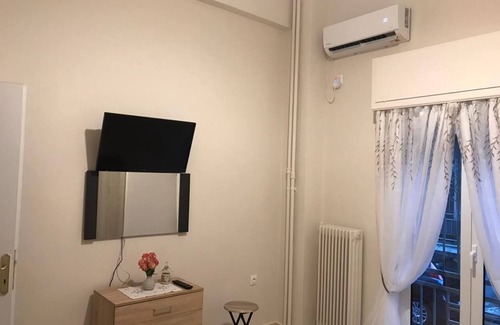 Athens City Centre Apartment | Contemporary Studio Retreat in Athens with Pool & Spa