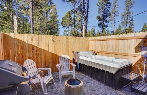 Sunriver Apartment | Stylish Studio Retreat Near Sunriver Resort with Hot Tub