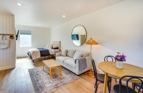 Sunriver Apartment | Stylish Studio Retreat Near Sunriver Resort with Hot Tub