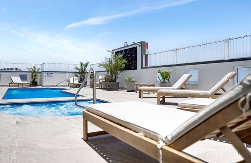 Cairns Central Business District Apartment | Modern Studio in Cairns | Balcony, Rooftop Pool & Prime Location!