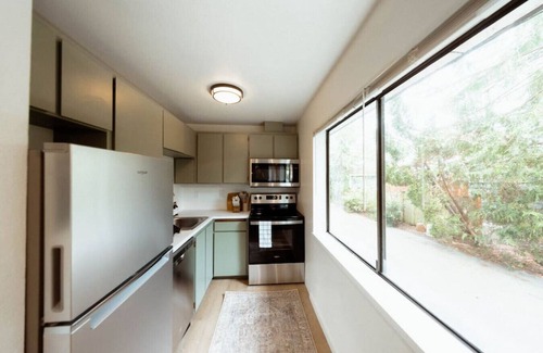 Pine Park Neighborhood Apartment | Modern Studio with Kitchen in the Heart of Edmonds