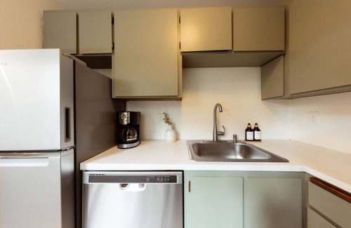 Pine Park Neighborhood Apartment | Modern Studio with Kitchen in the Heart of Edmonds