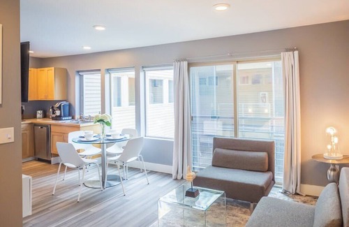 Belltown Apartment | Prime Studio Retreat with Spa & Pool in City Center