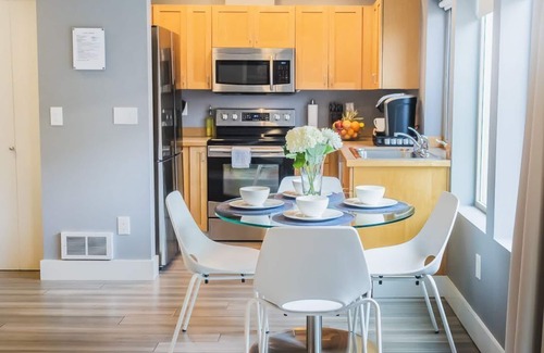 Belltown Apartment | Prime Studio Retreat with Spa & Pool in City Center
