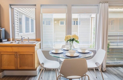 Belltown Apartment | Prime Studio Retreat with Spa & Pool in City Center