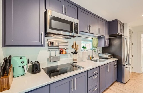 Holly House | Modern Studio in Walkable Holly District