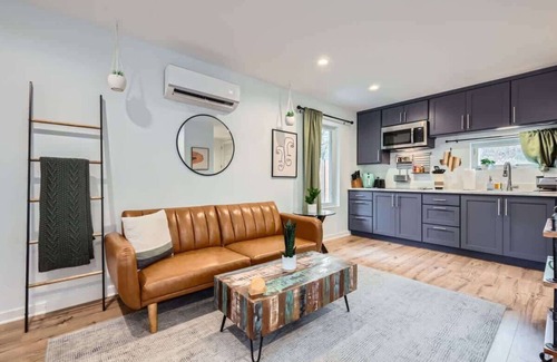 Holly House | Modern Studio in Walkable Holly District