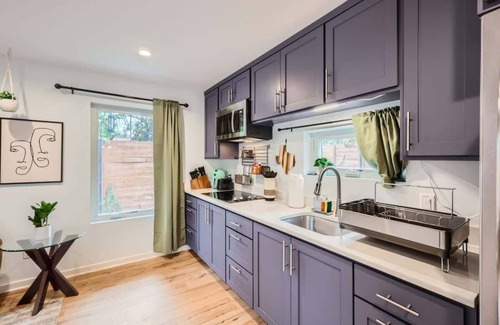 Holly House | Modern Studio in Walkable Holly District