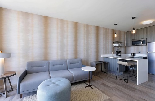 Xcumpich Hotel | Modern Studio l Residence Inn l King Bed + Kitchen + Desk