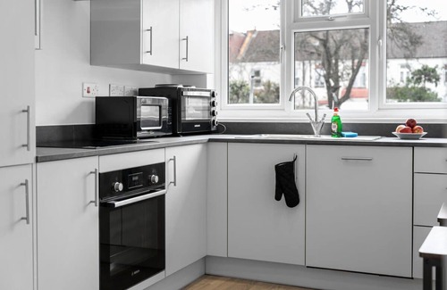 Wembley Central Apartment | Stylish Studio Rooms with Kitchen in Wembley 2