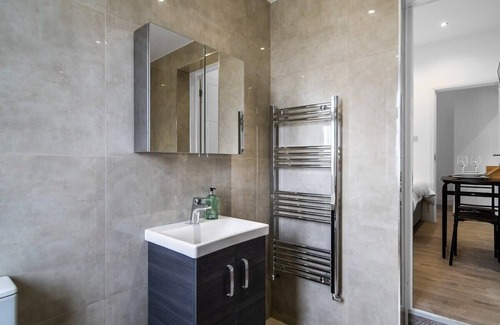 Wembley Central Apartment | Stylish Studio Rooms with Kitchen in Wembley 5