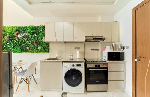 Business Bay Apartment | Modern Studio w/Iconic Burj Khalifa & Canal Views