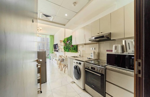 Business Bay Apartment | Modern Studio w/Iconic Burj Khalifa & Canal Views