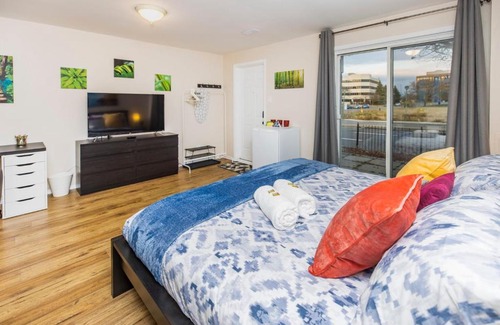 Centrepointe Apartment | Stylish Studio with King Bed in Central Ottawa